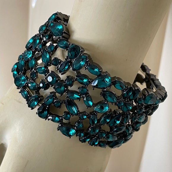 Elegant Silver and Green Gemstone Necklace and Bracelet Set - Picture 3 of 6